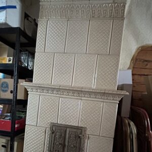 Tampereen kaakelitehtaan vohveliuuni suoralle seinälle